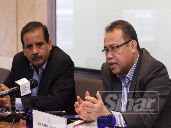 Balasubramanian (kiri) dan Abdul Fattah pada sidang akhbar selepas Mesyuarat Ikatan Koperasi Antarabangsa di Kuala Lumpur, hari ini. - Foto ASRIL ASWANDI SHUKOR