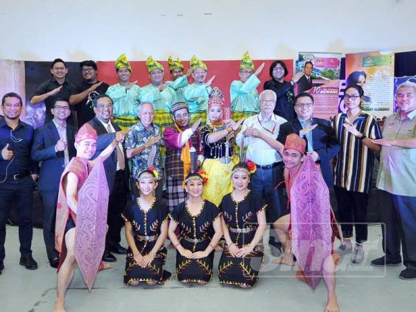 Sahar (barisan tengah, empat dari kiri) dan Muhammad Nasir (barisan tengah, lima dari kiri) bergambar beramai-ramai berakhirnya pelancaran program Edu-Tourism Eat and Enjoy @ Aswara di Karangkraf, Shah Alam, hari ini. - Foto: ROSLI TALIB