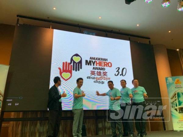 Dr Md Farid (tengah) melancarkan MyHero Award 3.0 Media Voting sempena Majlis Raising Of Jalur Gemilang and Flag Distribution Activity anjuran Dewan Perniagaan dan Perindustrian Cina Kuala Lumpur dan Selangor, di Kuala Lumpur, hari ini.