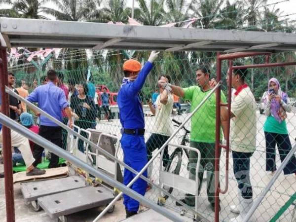 Sebahagian pekerja yang berkumpul di luar kilang terbabit ketika insiden itu.