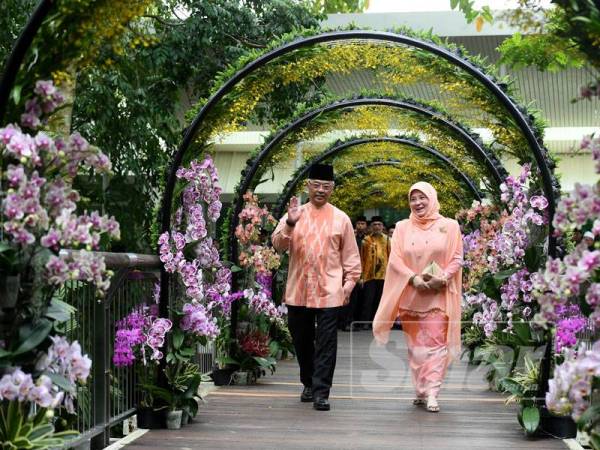 Yang di-Pertuan Agong Al-Sultan Abdullah Ri’ayatuddin Al-Mustafa Billah Shah dan Raja Permaisuri Agong Tunku Hajah Azizah Aminah Maimunah Iskandariah pada Majlis Perasmian Royal Floria Putrajaya 2019 di Taman Botani, Sabtu lalu.