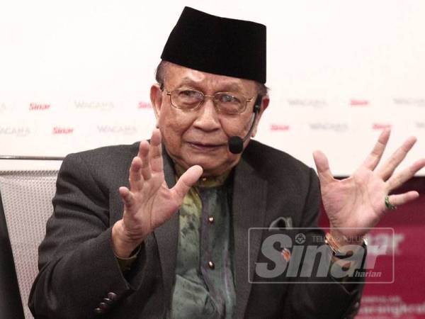 Pakar Perlembagaan, Tan Sri Dr Rais Yatim bercakap pada Wacana Sinar 'Perpaduan Kaum Di Malaysia: Makin Kukuh atau Makin Jauh?'. - Foto oleh Sinar Harian/ZAHID IZZANI