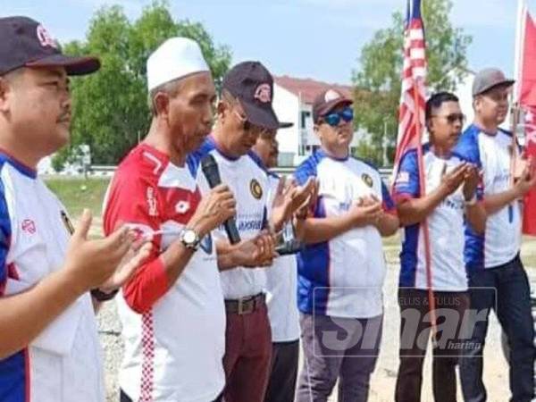 Wan Hassan (dua dari kiri) berdoa bersama peserta sebelum pelepasan Konvoi Kemerdekaan KNCK 2019 semalam.