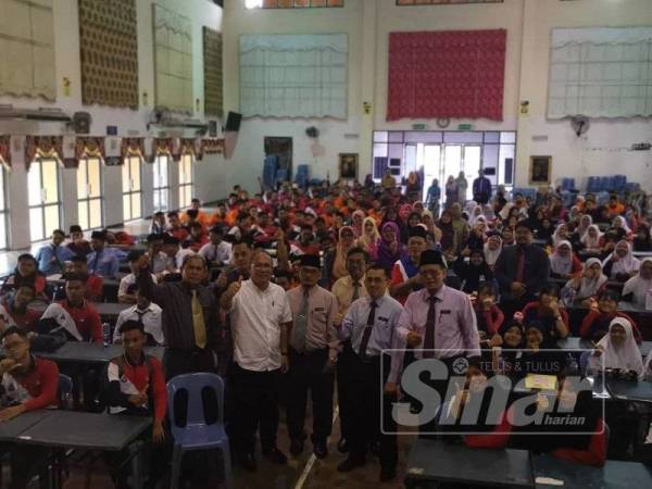 Zulkifly (depan, dua dari kiri) sewaktu pelancaran Program Menuju Puncak SPM di Sekolah Menengah Kebangsaan Dato Penggawa Barat, di sini semalam.