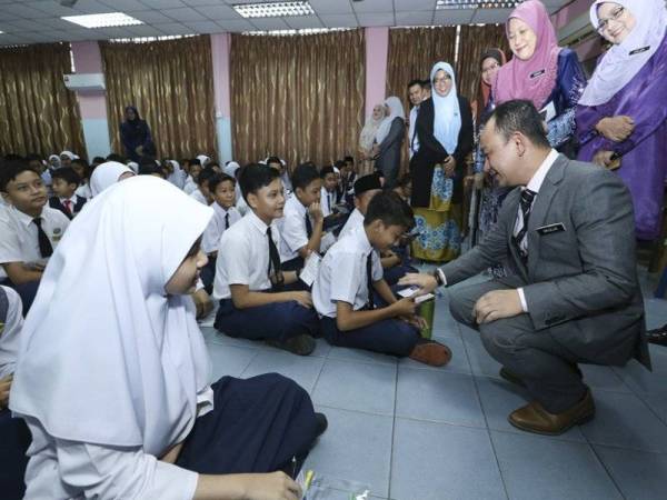 
Menteri Pendidikan, Dr Maszlee Malik memberi kata-kata perangsang kepada calon peperiksaan Ujian Penilaian Sekolah Rendah (UPSR) semasa melakukan tinjauan di Sekolah Kebangsaan Putrajaya Presint 8 (1) hari ini. - Foto Bernama 