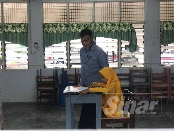 Abu Bakar melakukan lawatan di pusat peperiksaan UPSR baharu di Sekolah Menengah Seri Mahkota Umbai, yang menempatkan murid-murid sekolah yang terjejas ekoran kebocoran gas ammonia di sebuah kilang pemprosesan ayam di Serkam, semalam.