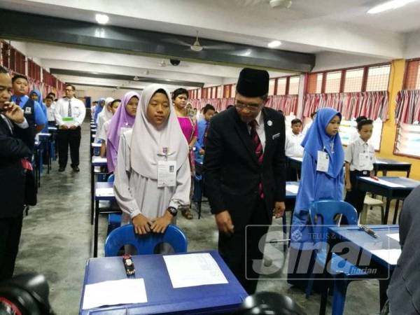 Pkharuddin melawat calon UPSR di Sekolah Kebangsaan King George V Seremban di sini hari ini.