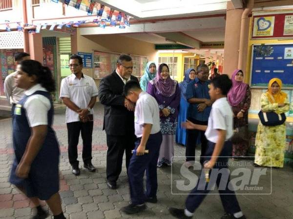 Aminolhuda bersalaman dengan calon-calon UPSR di SK Mutiara Rini, di sini hari ini.