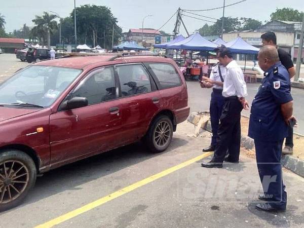 Anggota penguatkuasa MDKS menjalankan operasi kesalahan gagal mempamerkan kupon letak kereta sah pada hari pertama perlaksanaan caj parkir berbayar semalam.