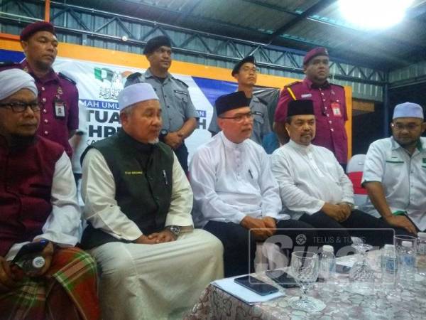 Tuan Ibrahim (dua dari kiri) dan Wan Rosdy(tiga dari kanan) serta Jamil Khir (dua dari kanan)ketika menjawab soalan pemberita sempena program jelajah tersebut malam tadi.