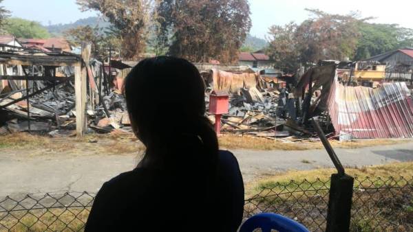 Shew Yon merenung kawasan kebakaran yang juga tapak rumah pusaka ibunya.