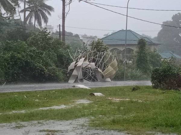 Kubah masjid mukim Gual Ipoh yang tercabut dalam kejadian ribut petang semalam.