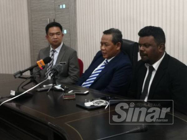 Aminuddin (tengah) pada sidang akhbar selepas mempengerusikan mesyuarat Exco di sini hari ini.