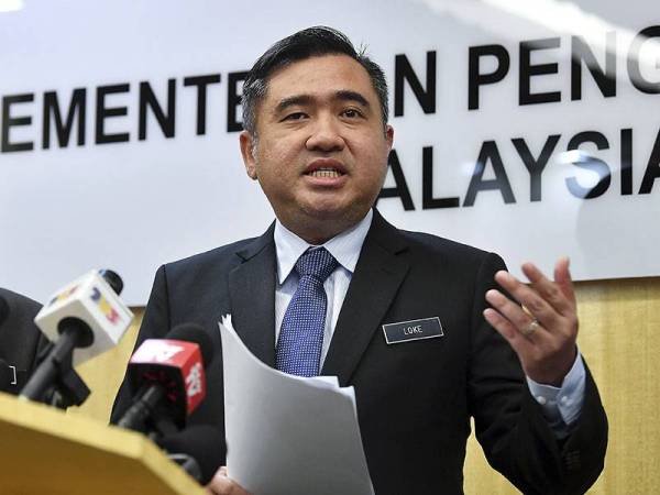 Anthony Loke semasa hadir sidang media di kementeriannya hari ini. - Foto BERNAMA