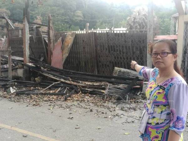 Wong menunjukkan premis milik Lembaga Pengurusan SJKC Sungai Lembing yang musnah dalam kebakaran pada 31 Ogos lalu.