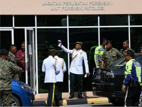 Anggota pasukan keselamatan berada di pekarangan Unit Forensik Hospital Queen Elizabeth, untuk menziarah seorang anggota tentera, yang terkorban selepas dipercayai tertembak sewaktu gimik pelancaran Divisyen Kelima Infantri Malaysia (5 Div) dan Briged ke-13 Infantri Malaysia, di Kem Lok Kawi hari ini. -Foto Bernama