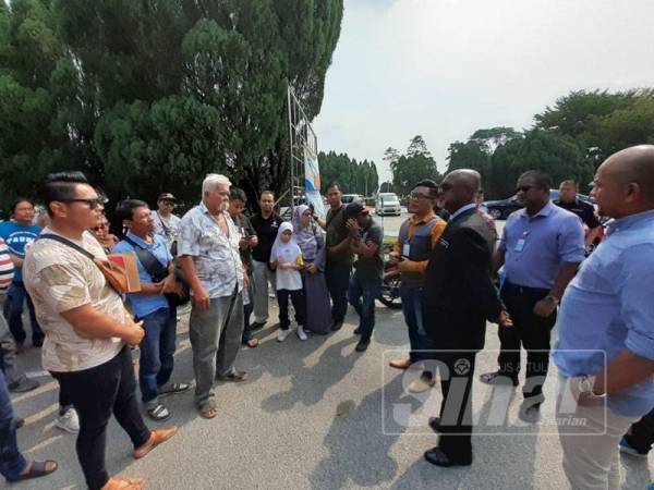 Pertemuan penduduk bersama Ahli Parlimen Sungai Buloh R.Sivarasa di hadapan Bangunan Sultan Salahuddin Abdul Aziz Shah di sini hari ini.