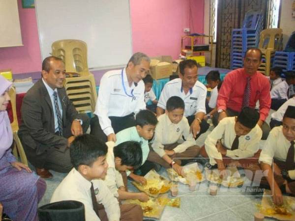 Kamarudin (dua dari kanan) memberikan kata-kata semangat kepada calon UPSR SK Bunut Susu ketika mereka berehat sebelum menduduki peperiksaan.