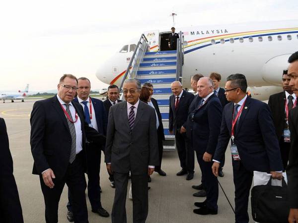 Perdana Menteri Tun Dr Mahathir Mohamad tiba di Lapangan Terbang Antarabangsa Vladivostok bagi lawatan kerja di Pulau Russky, Rusia untuk menghadiri Eastern Economic Forum (EEF) 2019 hari ini. - Foto BERNAMA