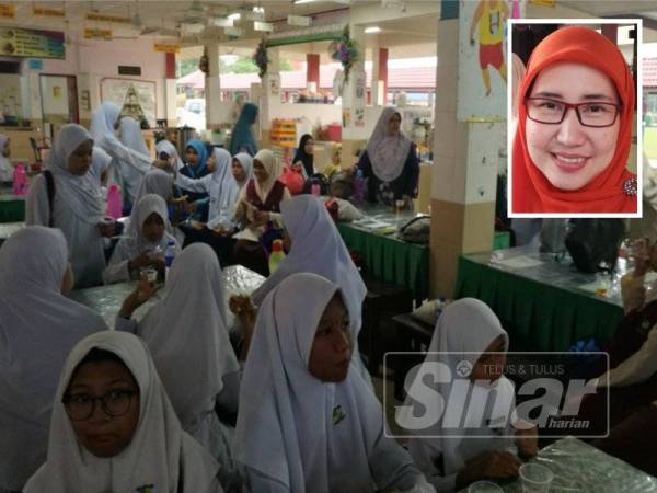 Calon UPSR di SK Bandar Pontian menikmati sarapan percuma sebelum masuk ke dalam peperiksaan hari ini. (Gamber kecil: Hasrunizah)