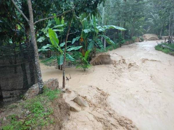 Banjir dari Gunung Inas masuk ke kawasan penduduk.