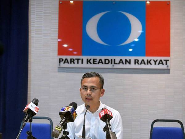 Pengarah Komunikasi Parti Keadilan Rakyat (PKR) Fahmi Fadzil ketika sidang media selepas Mesyuarat Biro Politik PKR di Ibu Pejabat PKR, hari ini. - Foto BERNAMA