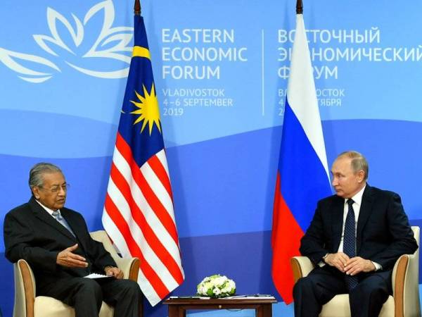 Perdana Menteri Tun Dr Mahathir Mohamad (kiri) bercakap kepada Presiden Rusia Vladimir Putin ketika mesyuarat dua hala antara kedua-dua negara sempena Forum Ekonomi Timur (EEF) kelima hari ini. - Foto Bernama