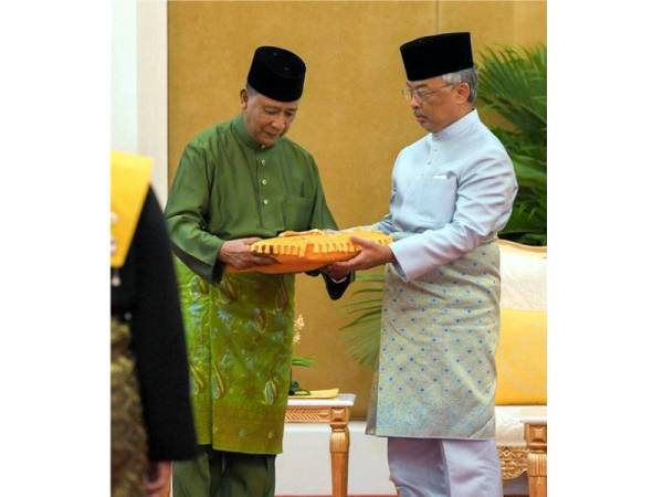 Yang di-Pertuan Agong Al-Sultan Abdullah Ri'ayatuddin Al-Mustafa Billah Shah (kanan) berkenan menerima Darjah Kerabat (D.K) Kedah daripada Sultan Kedah Al Aminul Karim Sultan Sallehuddin Sultan Badlishah dalam satu istiadat di Istana Negara hari ini. - Foto Bernama