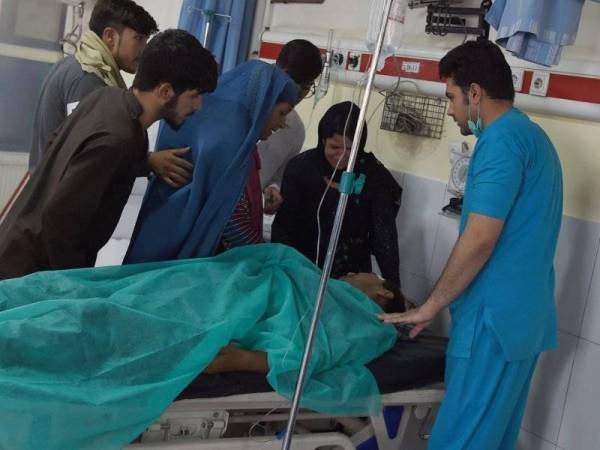 Ahli keluarga melihat seorang mangsa menerima rawatan di Hospital Wazir Akbar Khan susulan serangan baharu Taliban di Kabul hari ini. - Foto AFP