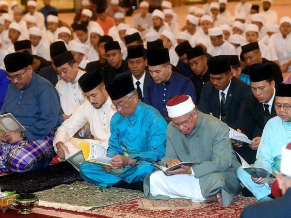 Yang di-Pertuan Agong Al-Sultan Abdullah Ri'ayatuddin Al-Mustafa Billah Shah berkenan membaca Surah Yasin ketika berangkat menghadiri Majlis Bacaan Yasin dan Doa Selamat sempena Sambutan Ulang Tahun Hari Keputeraan Rasmi Tuanku pada Isnin depan di Masjid Negara hari ini. - Foto Bernama