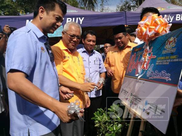 Ishak (dua dari kiri) bersama Tuan Muhammad Faiz (kiri) dan Mazlan (dua dari kanan) ketika acara perasmian Bazaar Peduli Rakyat di Pejabat Mardi, Manir di sini.