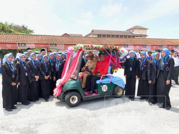 Abdul Rahim yang memakai baju songket Melayu diarak menggunakan 'buggy car' menuju ke pintu utama sekolah sebelum pulang ke rumah hari ini.