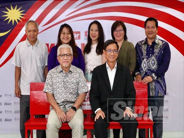 Barisan pengurusan Sinar Harian dan Sin Chew Daily Hussamuddin (depan dari kiri), Ah Lek (depan dari kanan) pada majlis perasmian Wacana Malaysia Selepas 62 Tahun Merdeka dan Kempen #KitalahMalaysia. Belakang dari kiri : Muhammad Nasir, Lee Chin, Sheau Horng, Allen dan Baharom. - Foto ZAHID IZZANI