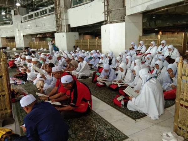 JEMAAH haji Malaysia bersama membaca Surah al-Kahf di Dataran Masjidil Haram, Makkah sempena Malaysia #QuranHour 1440H pada Jumaat minggu lalu.