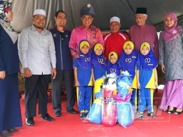 Dr Md Farid (empat, kiri berdiri) bersama pemimpin setempat beramah mesra dengan murid-murid tabika perpaduan.