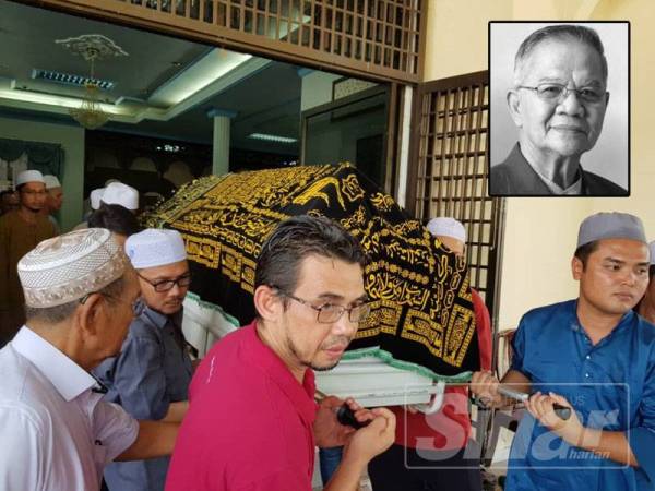 Wan Fakhrul Anwar (dua dari kanan) mengangkat jenazah bapanya dari rumah bapanya di Kampung Gong kepas untuk di bawa ke masjid tengah hari tadi. Gambar kecil: Wan Zakaria