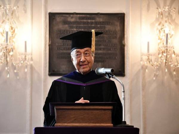 Dr Mahathir menyampaikan ucapan selepas menerima Ijazah Kehormat Doktor Persuratan Kemanusiaan daripada Universiti Doshisha di Amherst House, hari ini.  - Foto Bernama