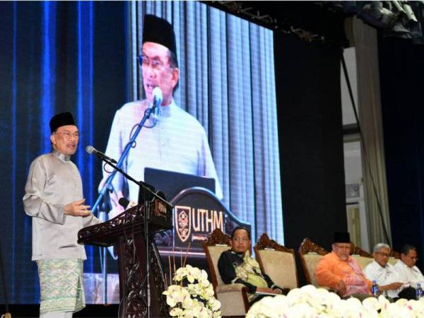 Presiden Parti Keadilan Rakyat (PKR) Datuk Seri Anwar Ibrahim yang juga Ahli Parlimen Port Dickson menyampaiakn ucaptama pada Seminar Negara Bangsa "Bahasa Melayu-Identiti Negara" di Universiti Tun Hussein Onn Malaysia (UTHM), Batu Pahat hari ini. - Foto BERNAMA