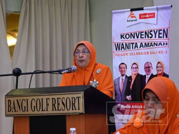 Rawiyiah Zakaria berucap pada Konvensyen Wanita Amanah (Awan) Selangor Kali Ketiga yang berlangsung di Kelab Golf Bangi hari ini.