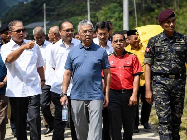 Al-Sultan Abdullah berkenan melihat kawasan persekitaran Sungai Ichat yang tercemar akibat pencerobohan tanah ketika baginda melakukan tinjauan di Kuala Terla hari ini. -Foto Bernama