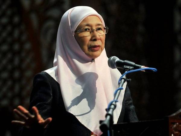 Dr Wan Azizah berucap pada Majlis Pelancaran Program Awas Media Sosial dan Permainan Dalam Talian (AWASpada) Keselamatan Siber. -Foto Bernama