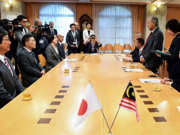 Dr Mahathir berucap di Sekolah Rendah Ritsumeikan sempena lawatan kerja ke Kyoto hari ini. -Foto Bernama