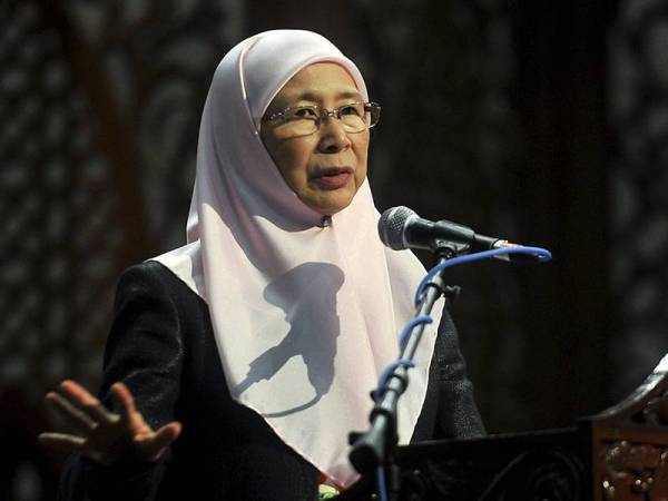 Timbalan Perdana Menteri Datuk Seri Dr Wan Azizah Wan Ismail berucap pada Majlis Pelancaran Program Awas Media Sosial dan Permainan Dalam Talian (AWASpada) Keselamatan Siber yang dianjurkan dengan kerjasama Perbadanan Produktiviti Malaysia (MPC), Universiti Islam Antarabangsa Malaysia (UIAM), Cybersecurity Malaysia dan Yayasan Pencegahan Jenayah Malaysia (MCPF) di Pusat Kebudayaan UIAM Kampus Gombak hari ini. - Foto BERNAMA