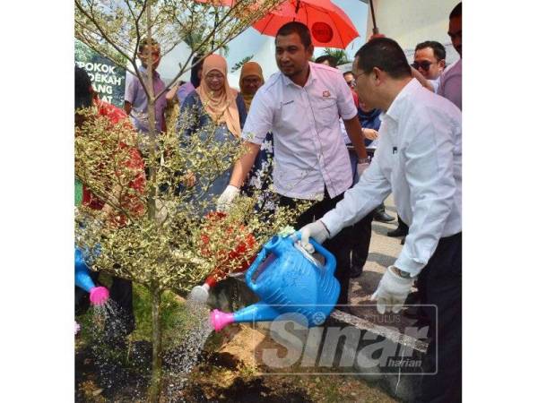 Dr Sahruddin menanam pokok sebagai simbolik perasmian program Jalinan Ukhuwah Johor Corporation di Bukit Kepong, Kundang Ulu Tangkak.