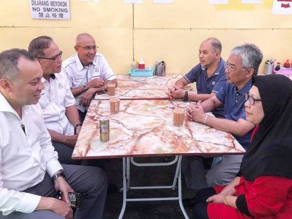 Seri Paduka berkenan mencemar duli menikmati teh tarik di Pasar Kea Farm di sini, hari ini.