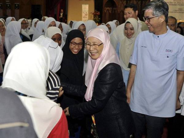 Datuk Seri Dr Wan Azizah Wan Ismail beramah mesra dengan sebahagian penuntut yang hadir pada Majlis Pelancaran Program Awas Media Sosial dan Permainan Dalam Talian (AWASpada) Keselamatan Siber di Pusat Kebudayaan UIAM Kampus Gombak hari ini. Foto: Bernama