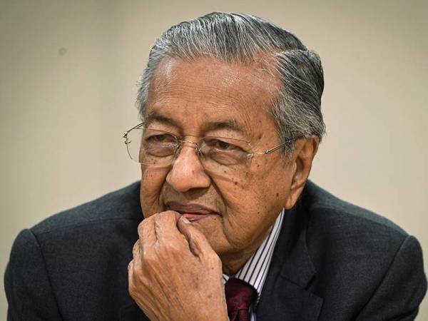 Dr Mahathir ketika mendengar pertanyaan daripada pengurusan Ritsumeikan di Sekolah Rendah Ritsumeikan sempena lawatan kerja ke Kyoto hari ini.