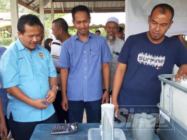 Azman (tiga kanan) mendengar penerangan daripada Risda berkaitan pemprosesan lateks.