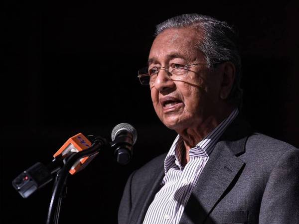 Perdana Menteri Tun Dr Mahathir Mohamad ketika berucap pada majlis makan malam dan sesi dialog bersama Rakyat Malaysia sempena lawatan kerja ke Kyoto, hari ini. - Foto BERNAMA