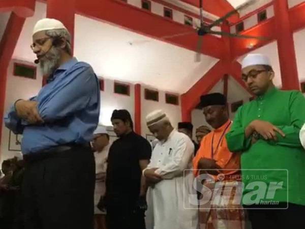 Zakir ketika mengimamkan solat di Masjid Cina Krubong, di sini hari ini.